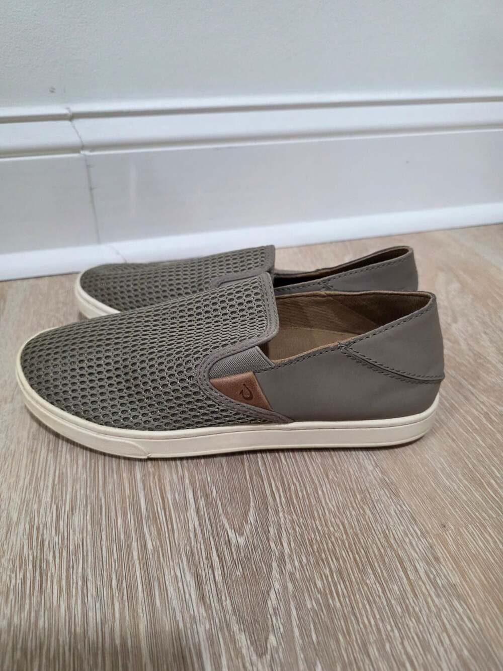 OluKai Pehuea Slip On Shoes Size US W7 Taupe Grey Mesh